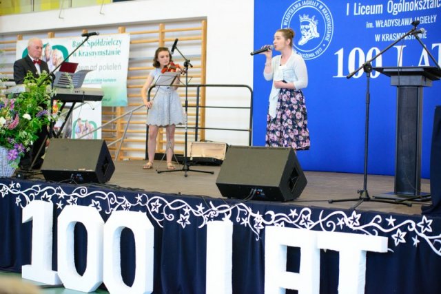 Jubileusz 100-lecia Szkoły - „Wspomnień czar” - część artystyczna podczas uroczystych obchodów Jubileuszu Szkoły
